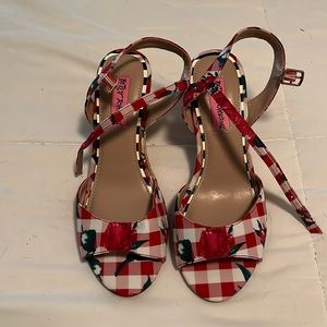 Sweet flowered Betsey Johnson sandals